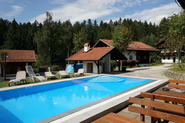 Outdoor-Swimmingpool im Feriendorf